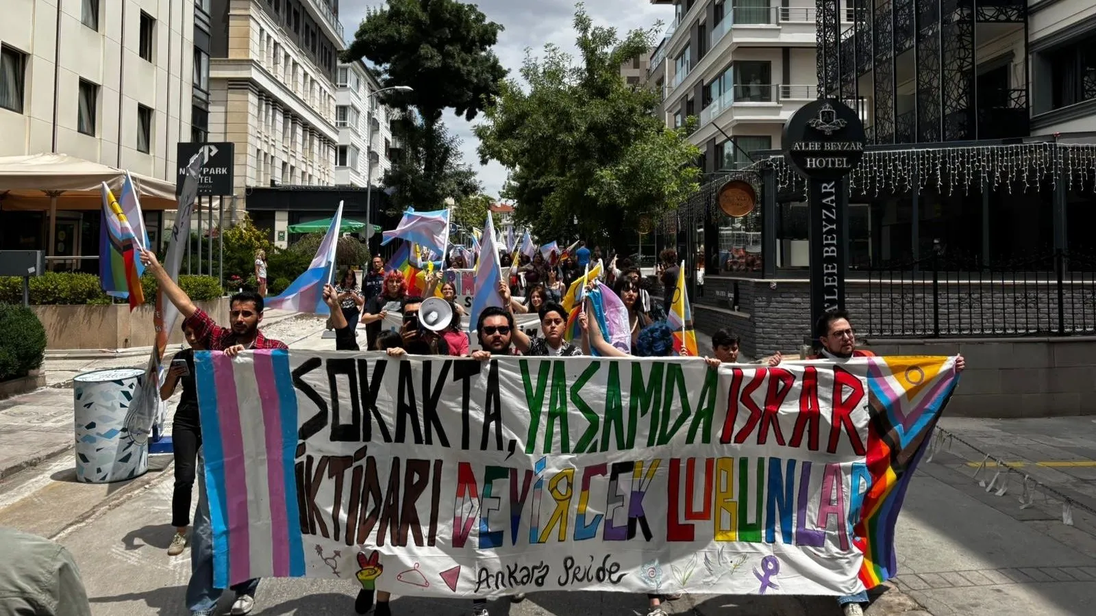 Ankara’da Onur Yürüyüşü gerçekleştirildi; en az 3 gözaltı