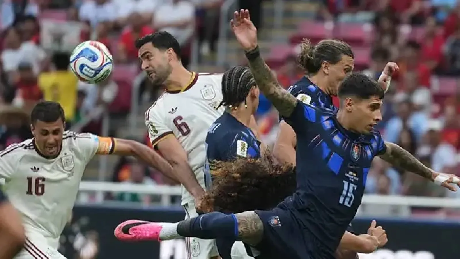 Dünya Kupası'na veda eden Uruguay'da uçak krizi: Federasyon uçağı iptal etti, futbolcular biletlerini kendileri alacak