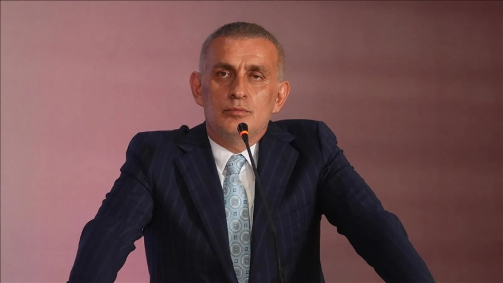 TFF Başkanı Hacıosmanoğlu kendisine tepki gösteren taraftarlara parmak salladı