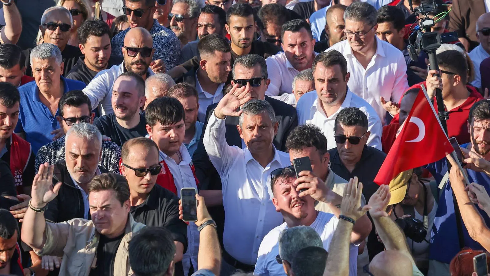 Özgür Özel: Kurultay yapmak partinin iktidar yolunu açmaktır