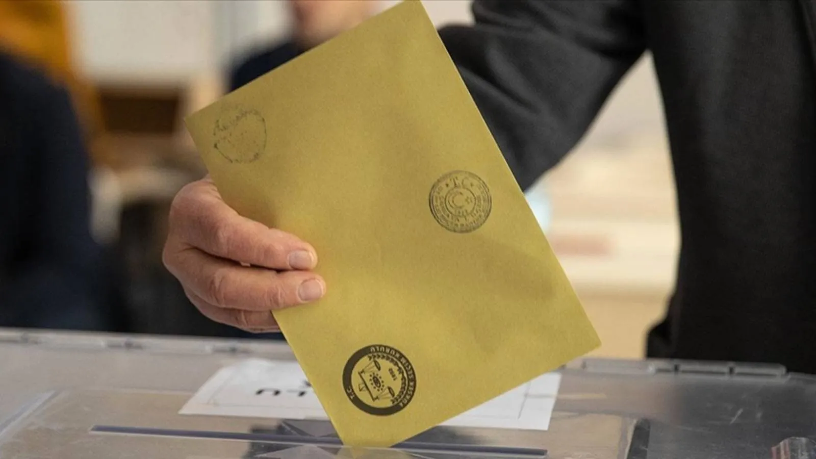 <p>Mevcut siyasi tabloda <em>&ldquo;Bu pazar se&ccedil;im olsa hangi partiye oy verirsiniz?&rdquo;</em> sorusuna verilen yanıtlarda CHP y&uuml;zde 24,98 ile birinci parti olurken, AKP y&uuml;zde 22,01 ile ikinci sırada yer aldı. Kararsız/fikrim yok oranı y&uuml;zde 12,03, protesto oy oranı y&uuml;zde 9,62 olarak &ouml;l&ccedil;&uuml;ld&uuml;. DEM Parti y&uuml;zde 6,60, Zafer Partisi y&uuml;zde 5,12, İyi Parti y&uuml;zde 4,90, MHP y&uuml;zde 4,74, Anahtar Parti y&uuml;zde 3,26, diğer partiler y&uuml;zde 2,84, Yeniden Refah Partisi y&uuml;zde 2,72 ve TİP y&uuml;zde 1,18 oranında destek aldı. Kararsız, fikrim yok ve protesto oyların dağıtıldığı tabloda da CHP&rsquo;nin birinciliği s&uuml;rerken, CHP y&uuml;zde 31,90, AKP ise y&uuml;zde 28,09 seviyesinde &ouml;l&ccedil;&uuml;ld&uuml;.</p>