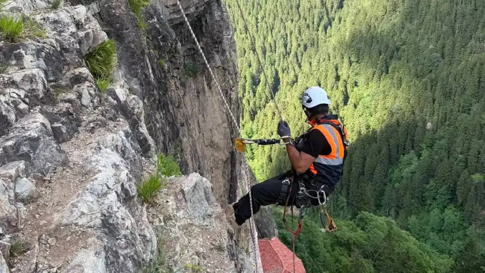 Sümela Manastırı güvenlik çalışmalarının ardından yeniden ziyarete açıldı