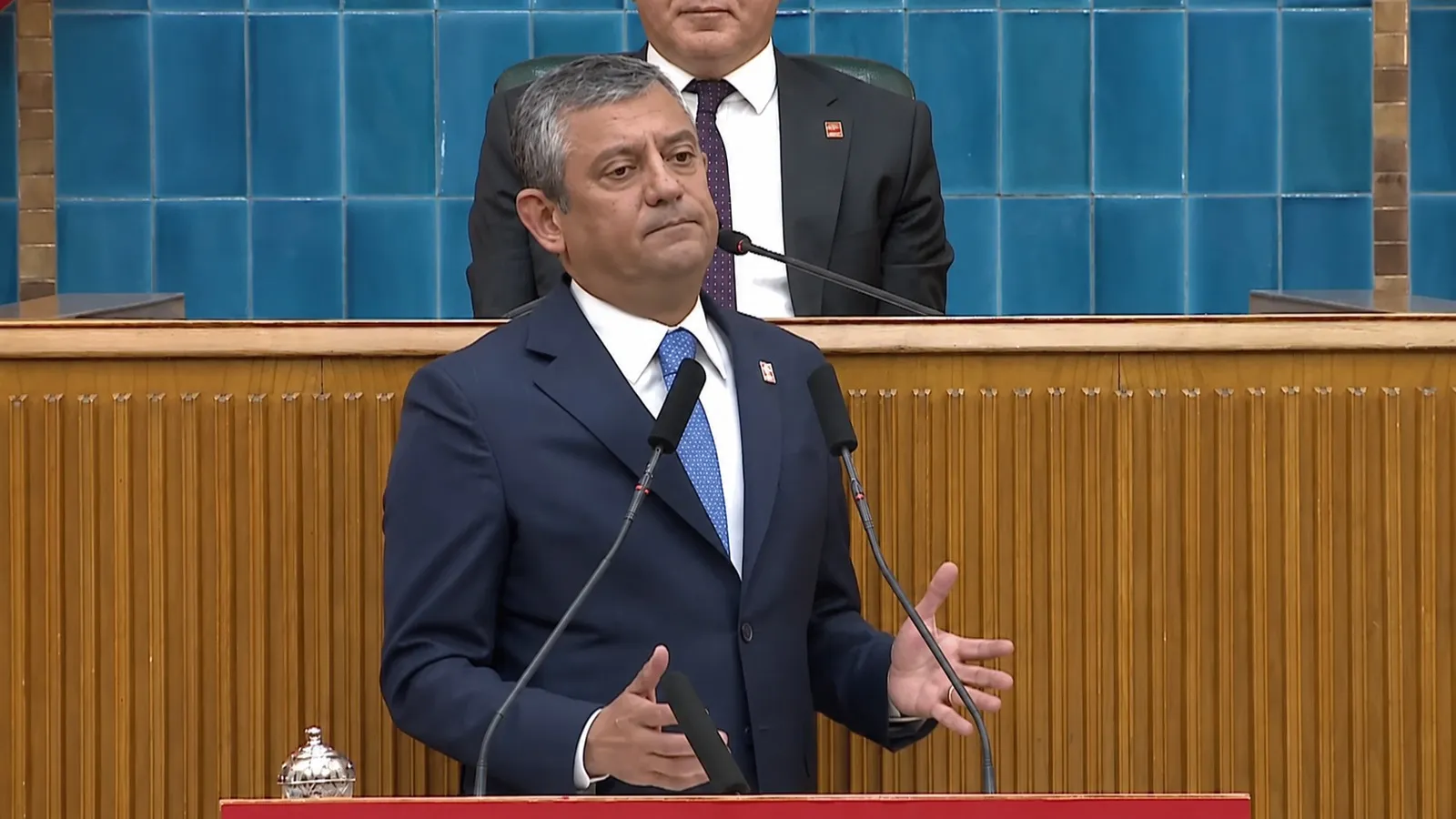 Özgür Özel CHP kürsüsünde: Saray darbesiyle parti fiilen kapanmıştır, sonuna kadar direneceğiz, ya yol bulacağız ya yol açacağız