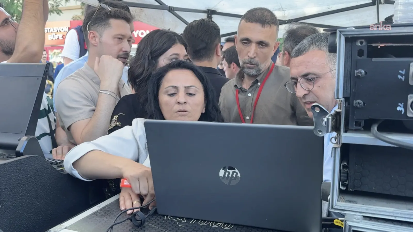 Diyarbakır’daki "Abdullah Öcalan'a özgürlük" mitinginde “flaş bellek” gerginliği