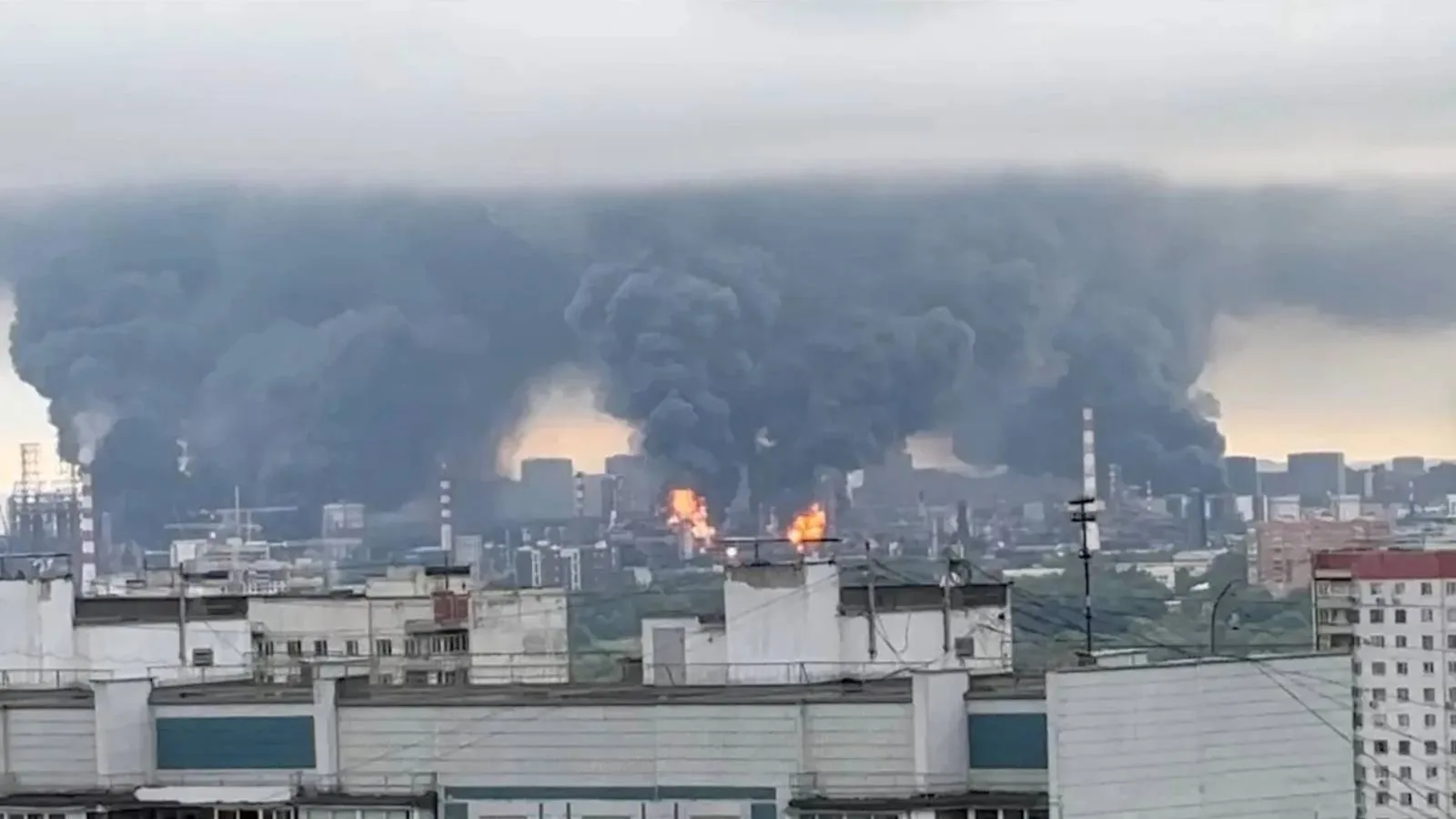 Savaşın başından beri Kiev'den Moskova'ya en ağır saldırı: 1000 İHA ve 4 füze fırlatıldı; 4 havalimanı kapatıldı, 500'den fazla uçuş iptal edildi!