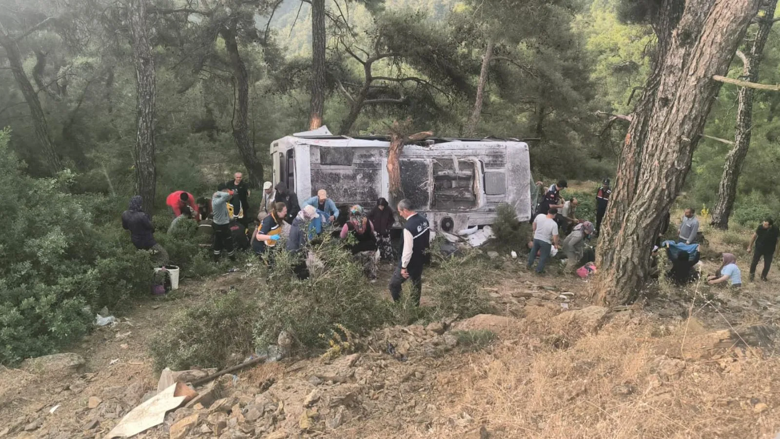 İzmir'de tarım işçilerini taşıyan midibüsün devrildi; 22 işçi yaralı!