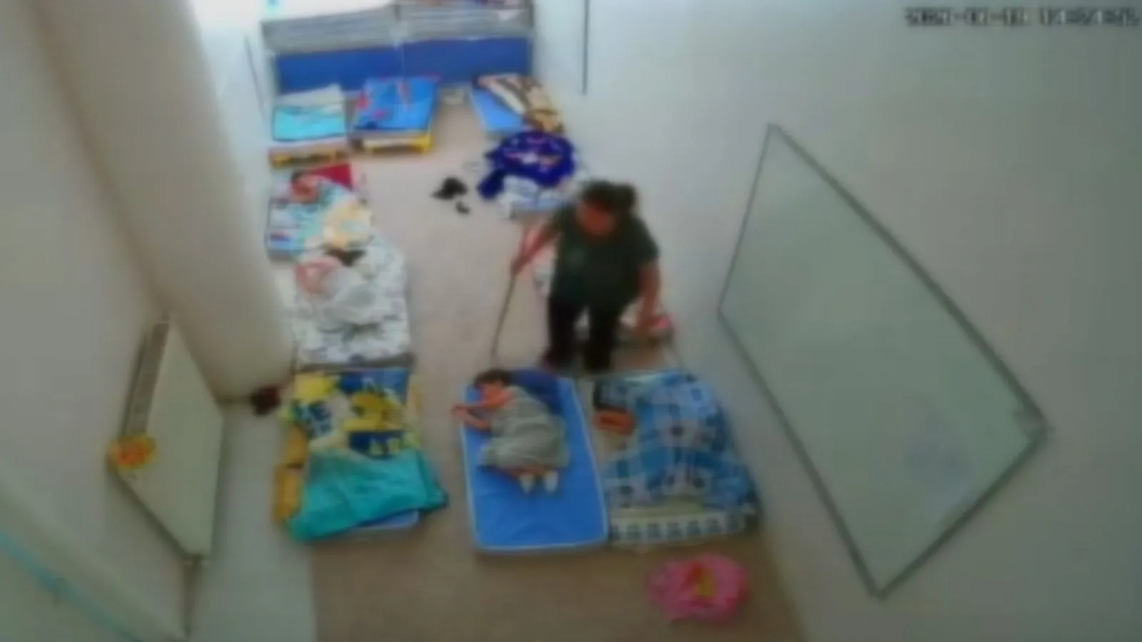 Anaokulunda şiddet skandalı: Çocuklara çubukla vurduğu anlar ortaya çıktı; şüpheli gözaltına alındı