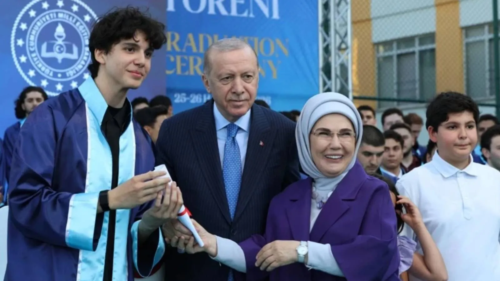 Torunu Ömer Tayyip Erdoğan liseden mezun oldu; Cumhurbaşkanı Erdoğan ve eşi, mezuniyet törenine katıldı