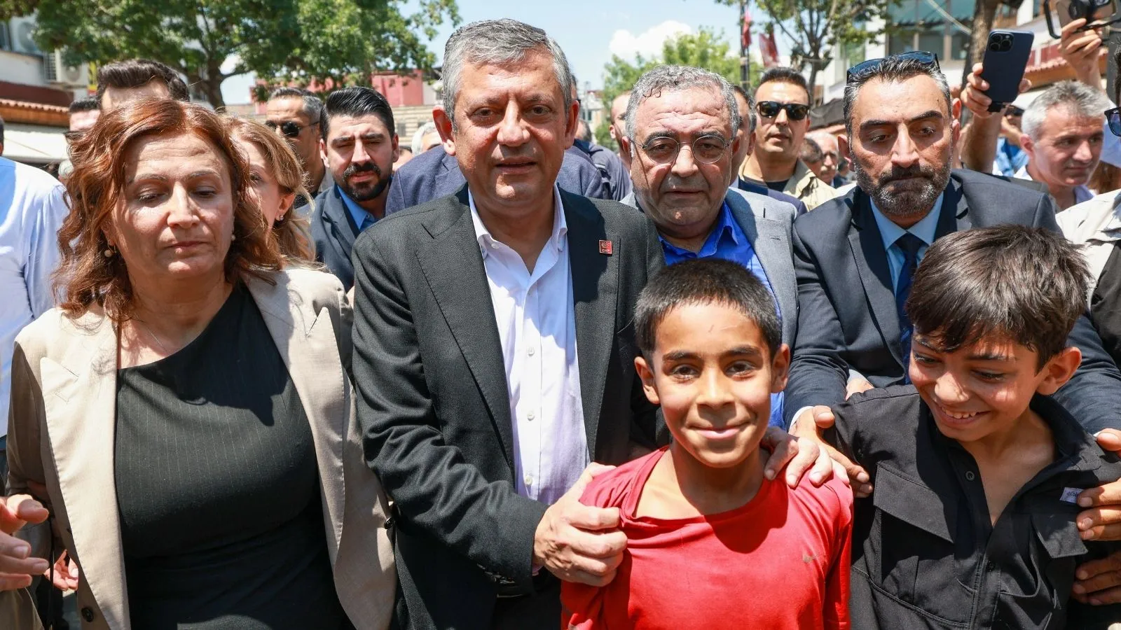 Özgür Özel, Diyarbakır'a gitti; Demirtaş'ın selamını iletti: Selamları bütün bölge halkı adına, Kürtler adına başımızın üstündedir