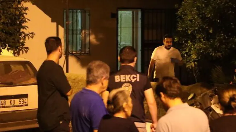 Babasının cesediyle aynı evde yaşadı