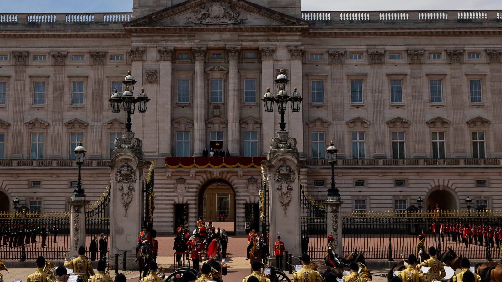 370 milyon sterlinlik yenileme yapıldı: Britanya Kralı Charles ve Kraliçe Camilla, Buckingham Sarayı'na dönmeyecek
