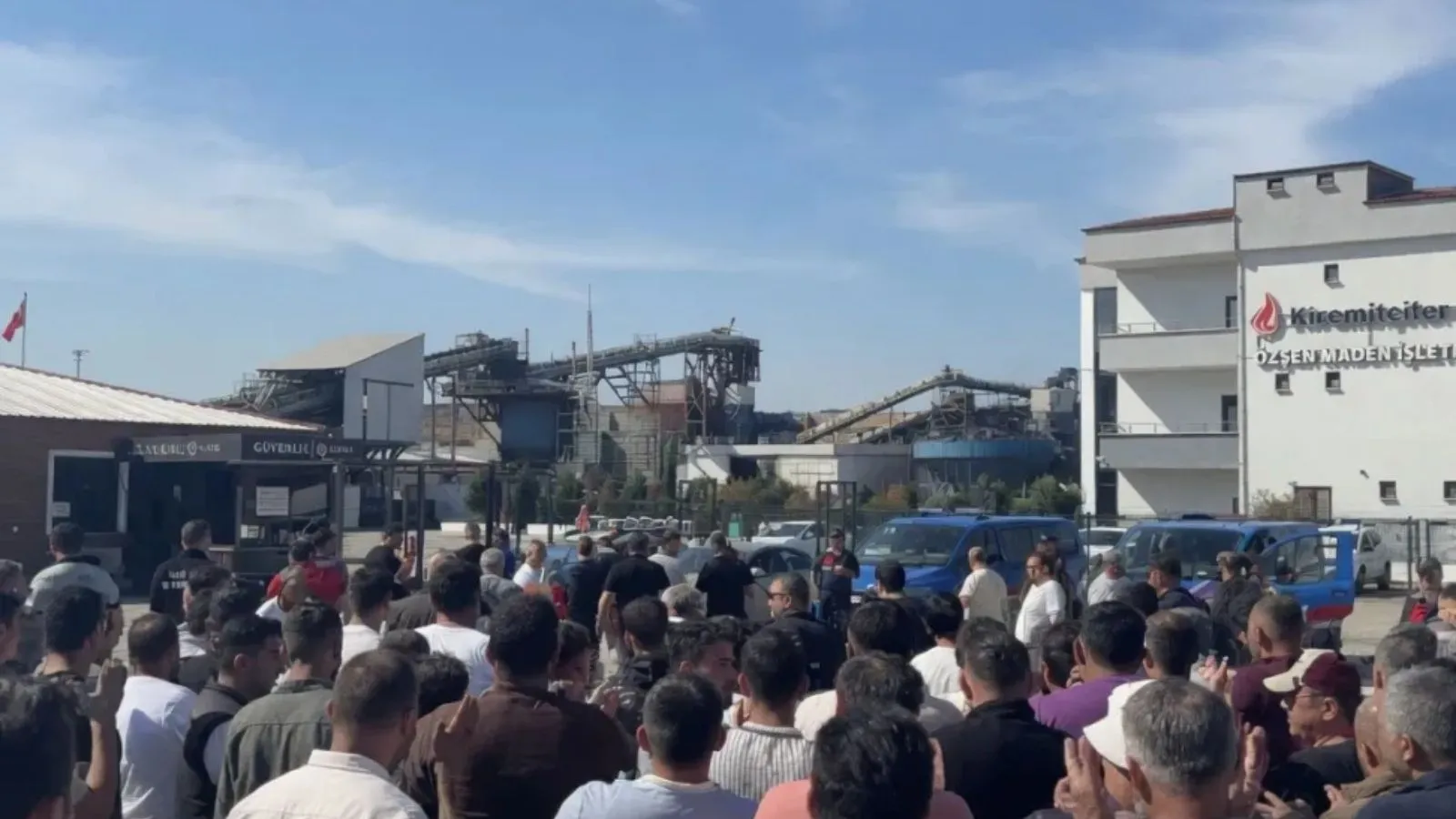 Özşen Madencilik işçileri: Bugün çözüm üretilmezse yarın Tekirdağ’a yürüyeceğiz!