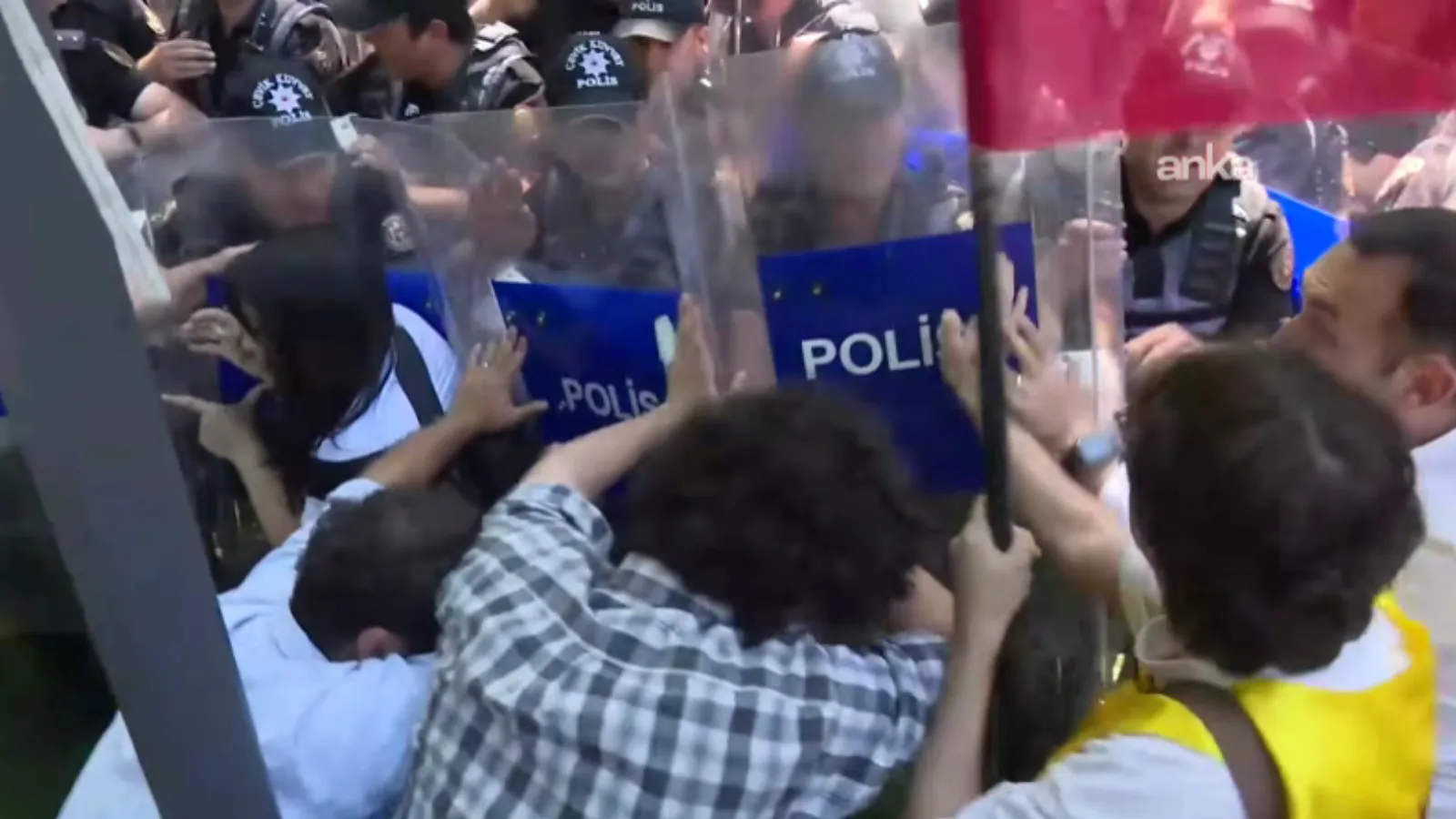 Polisten Kurtuluş Parkı'nda özel okul öğretmenlerine biber gazlı müdahale: Çok sayıda gözaltı var