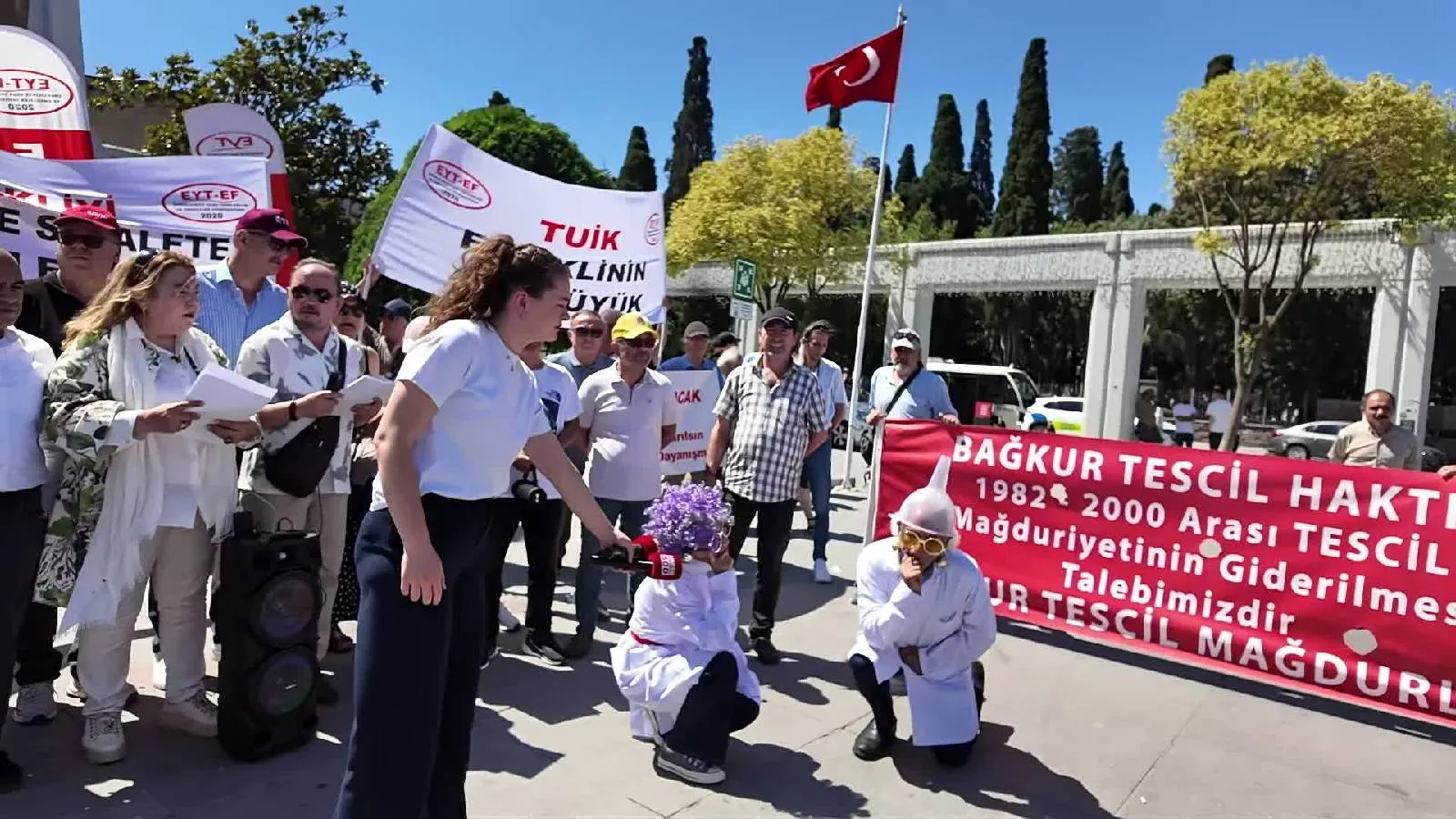EYT ve Emekliler Federasyonu'ndan 'Emekliler Haftası' isyanı: Açlık sınırının altında yaşamaya mahkûm edilen emekli mi kutlanacak?