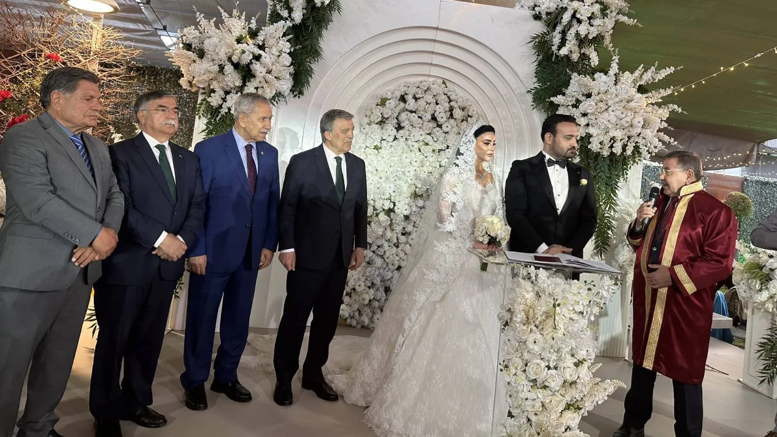 AKP'liler düğünde buluştu: Farklı masalarda oturdular, "Abdullah Gül'le tokalaşmadılar" iddiası