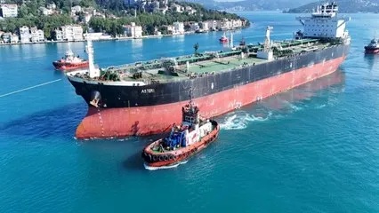 İDA saldırısına uğrayan tanker İstanbul Boğazı'ndan geçti: Hasarı havadan görüntülendi