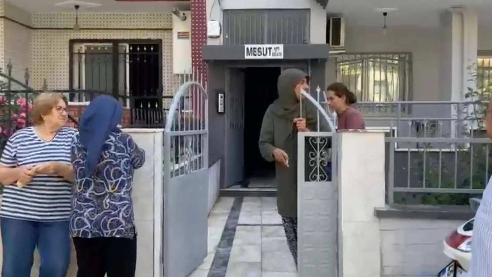 Manisa'da kadın cinayeti: Boşanma aşamasındaki eşini öldürdü, kızını yaraladı