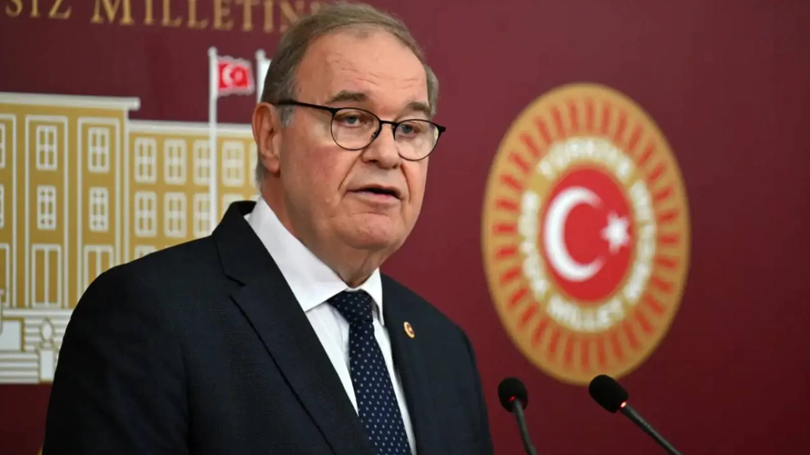 Faik Öztrak'tan Özgür Özel'e: Bu yönetim sonunda kendini mahkeme kararıyla görevden aldırmayı da becerdi