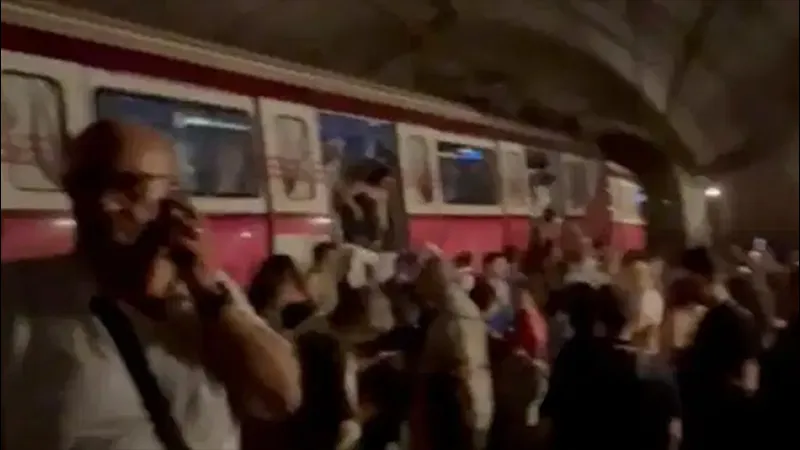 İstanbul'da metro raydan çıktı: Yaralanan 3 kişi hastaneye kaldırıldı
