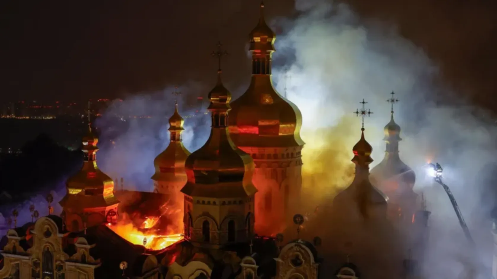 Rusya Kiev’e saldırdı, tarihi katedral alev aldı!