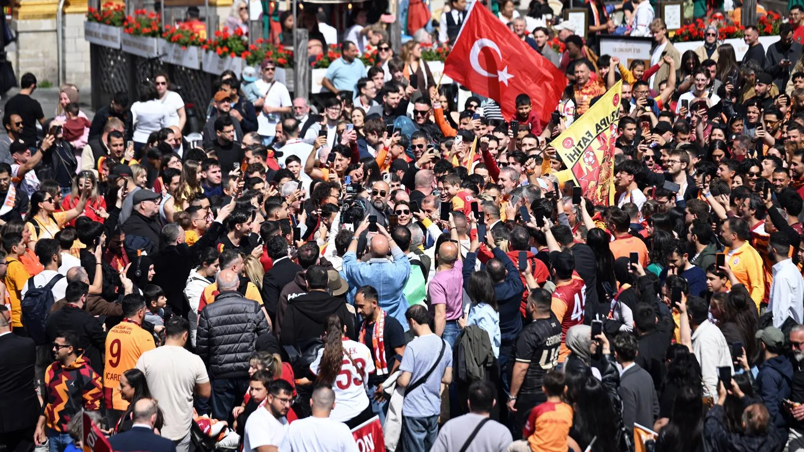 Galatasaray'ın 26. şampiyonluğu Brüksel'de kutlandı: Dursun Özbek'ten çağrı geldi