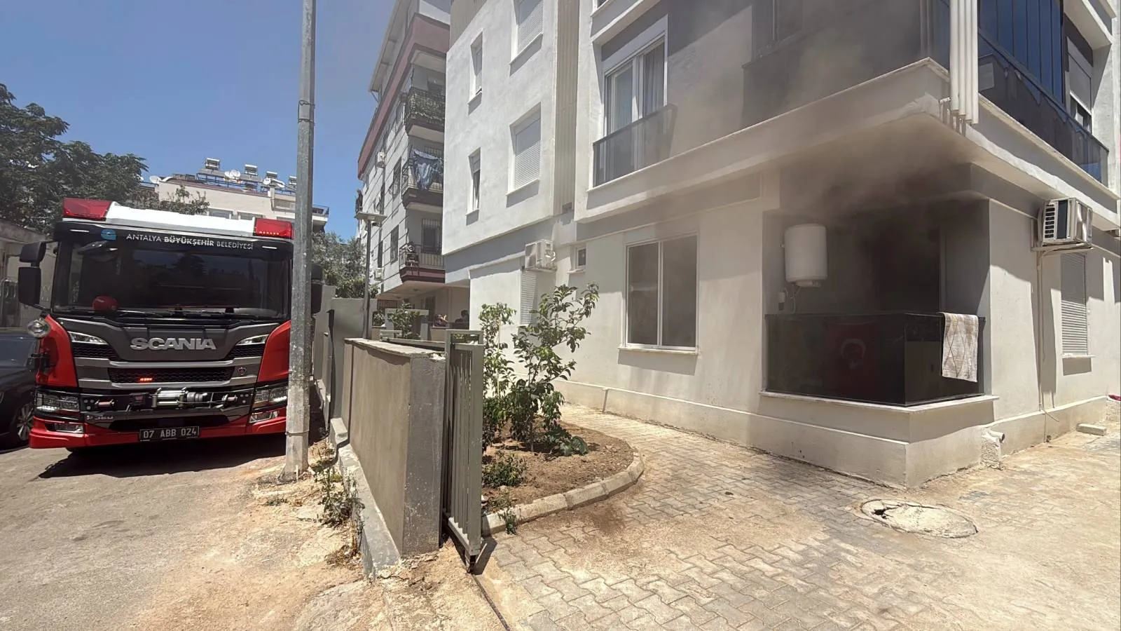 Annesiyle tartışıp kendisini kilitlediği odayı ateşe verdi, kapı kırılarak kurtarıldı