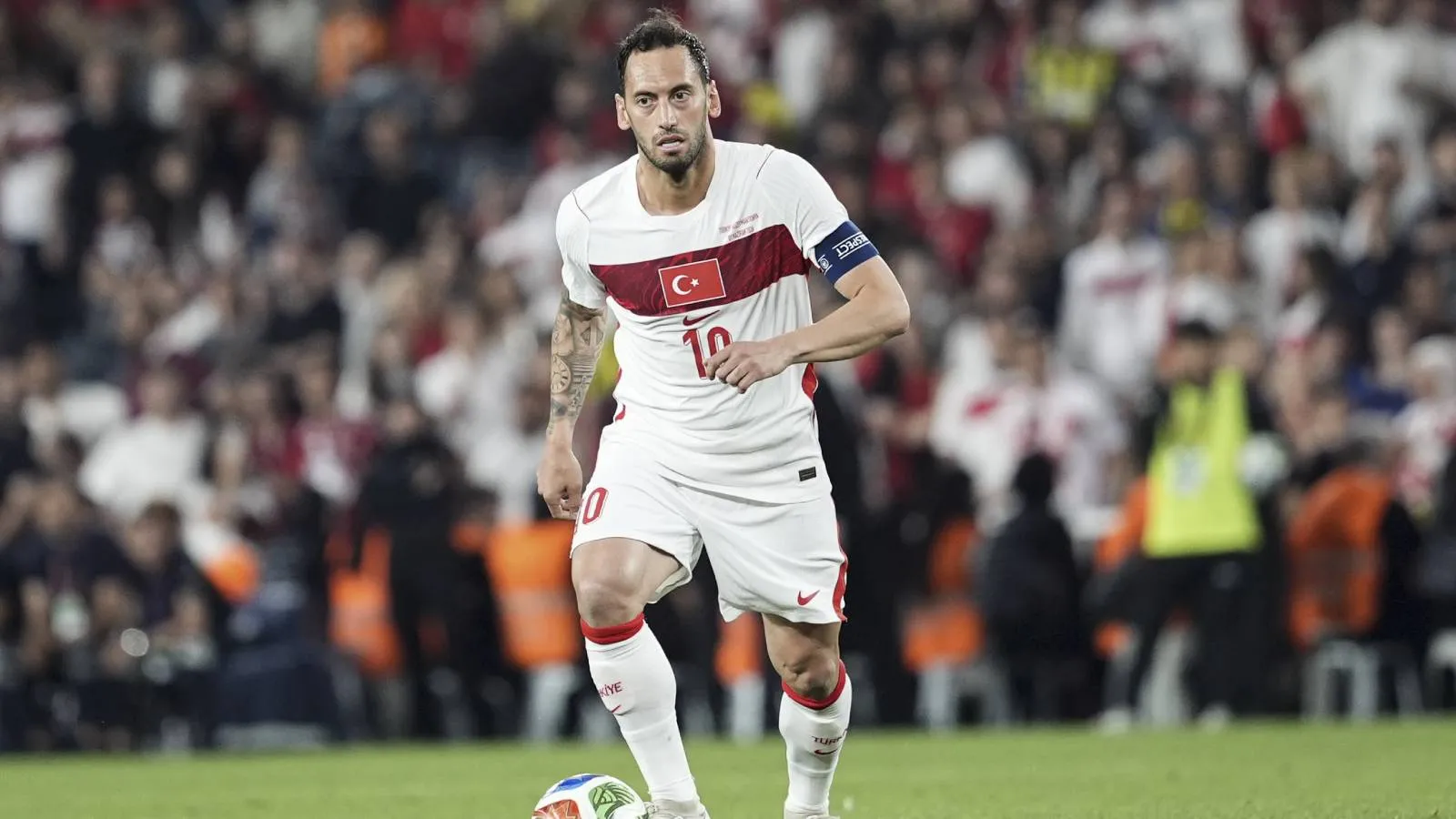 <p>&Ccedil;alhanoğlu ge&ccedil;tiğimiz yaz transfer d&ouml;neminde sık sık Galatasaray ile anılmıştı.</p>