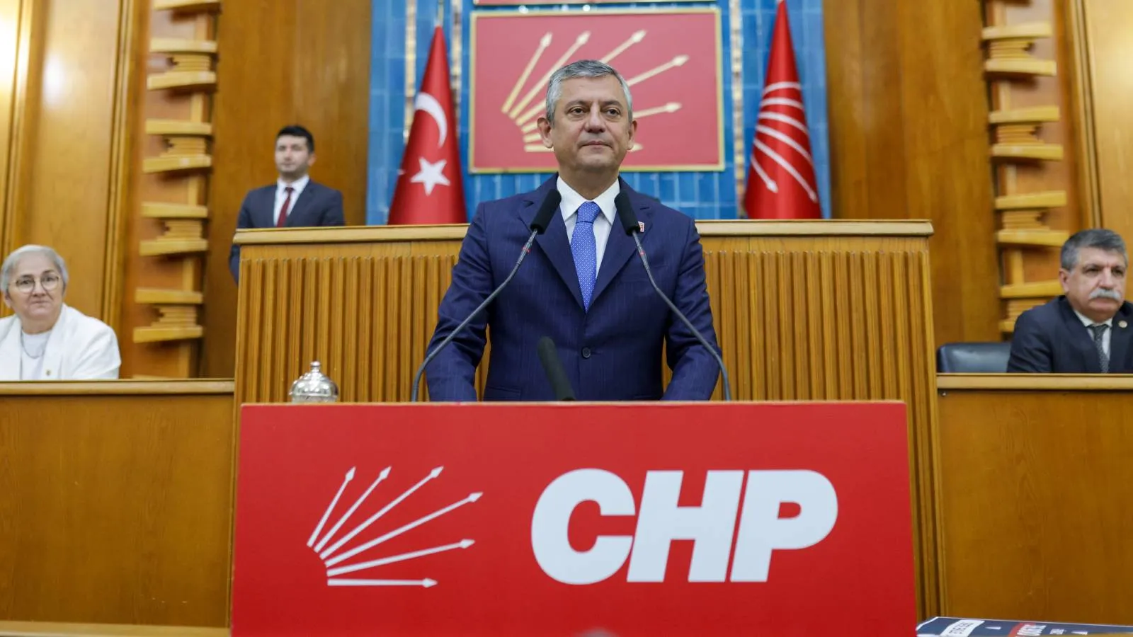 Özgür Özel CHP kürsüsünde: Saray darbesiyle parti fiilen kapanmıştır, sonuna kadar direneceğiz, ya yol bulacağız ya yol açacağız