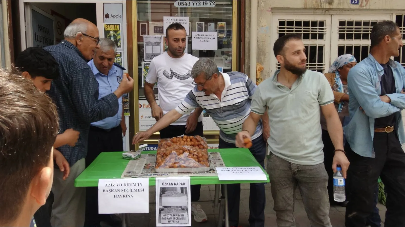Aziz Yıldırım'ın başkanlığı, Batman'da lokma dağıtılarak kutlandı