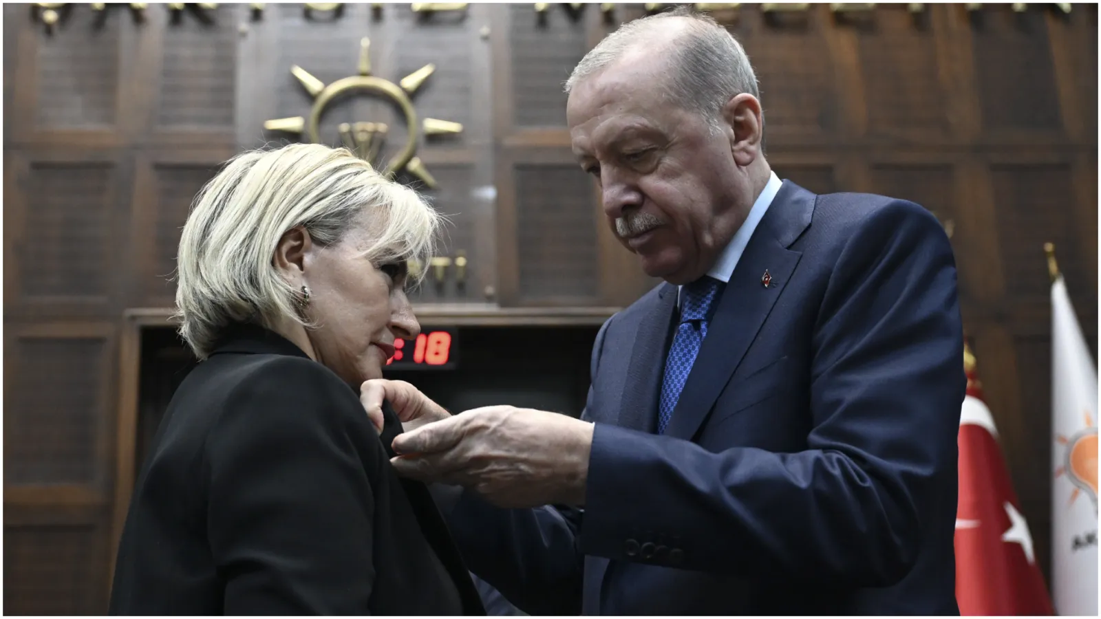 CHP'den istifa ettikten sonra AKP'ye katılan Nimet Özdemir kimdir?