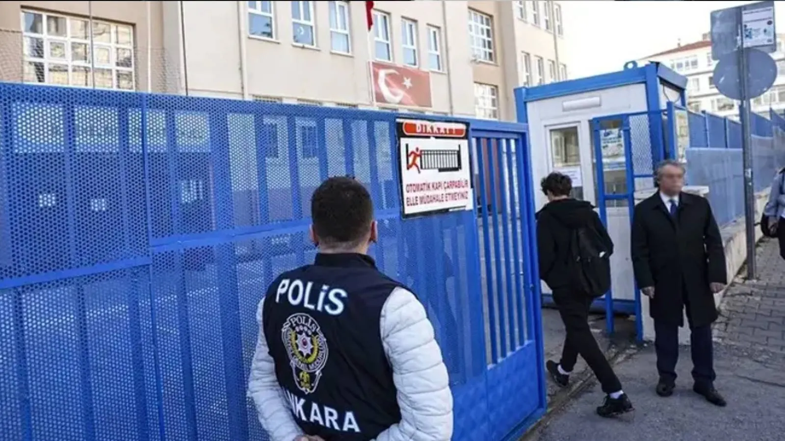 Bakan Tekin açıkladı: Sınav sistemi değişmeyecek; emniyet okulları kameralar üzerinden izleyecek