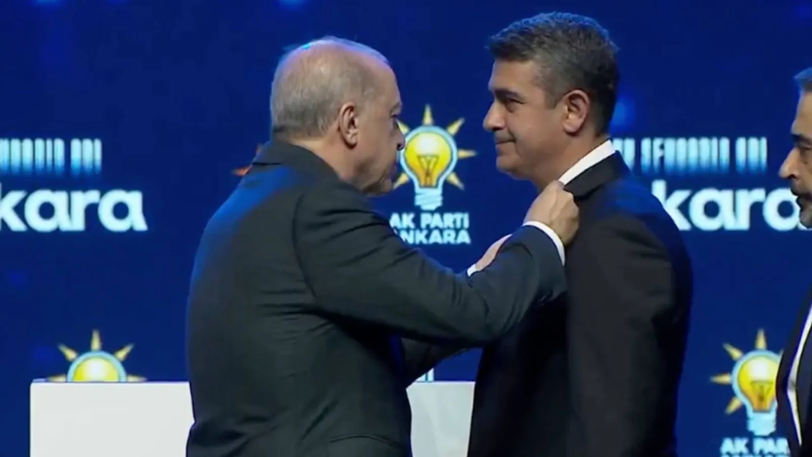 CHP'den istifa eden Haymana Belediye Başkanı Levent Koç, aynı gün AKP'ye katıldı