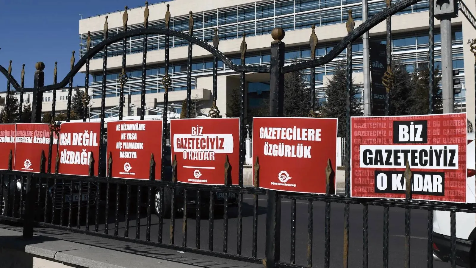 Gazeteciler, dayanışmayla kalın