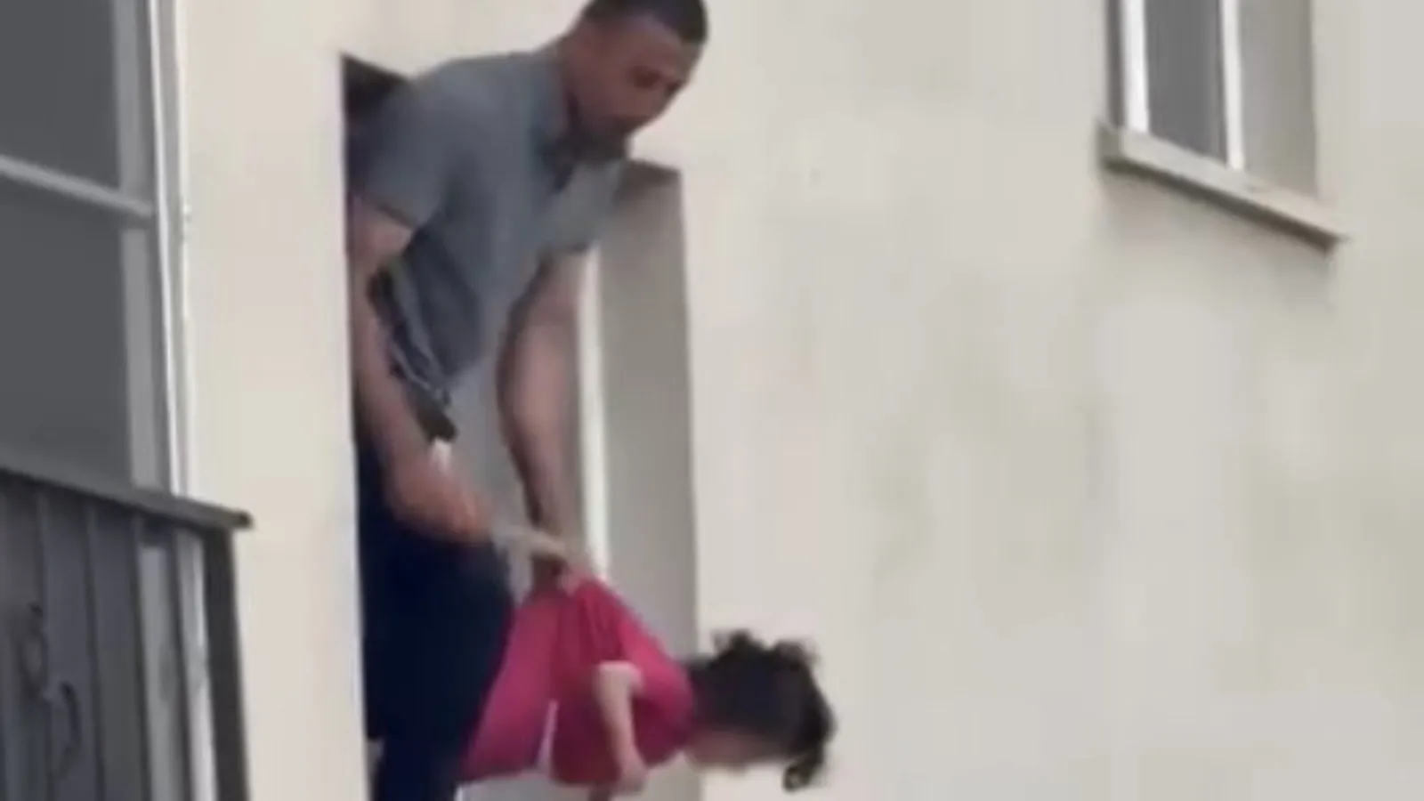 Üç yaşındaki kızını rehin alan baba yakalandı