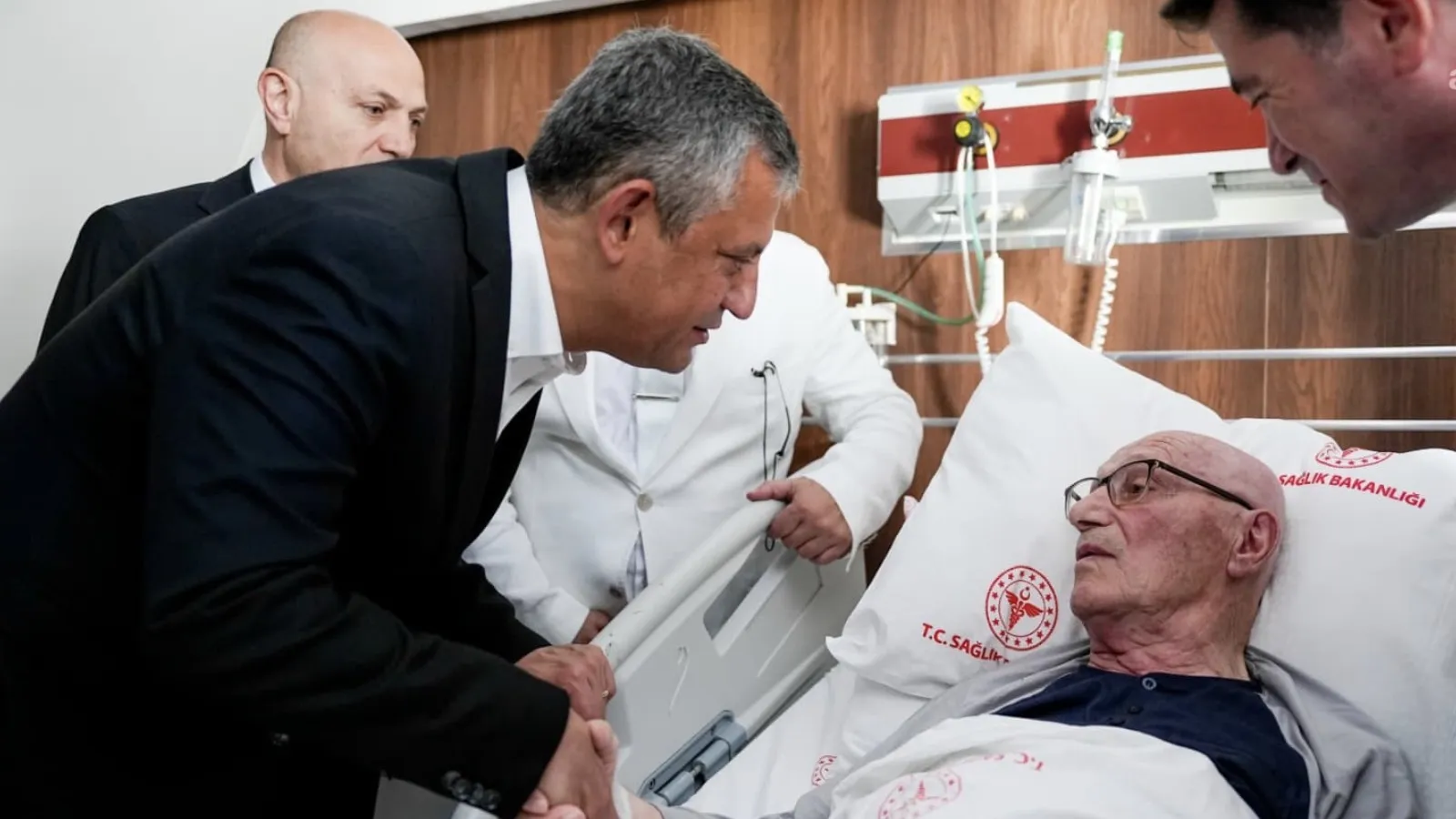 Özel'den İmamoğlu'nun kayınpederi Fehmi Kaya'ya hastanede ziyaret
