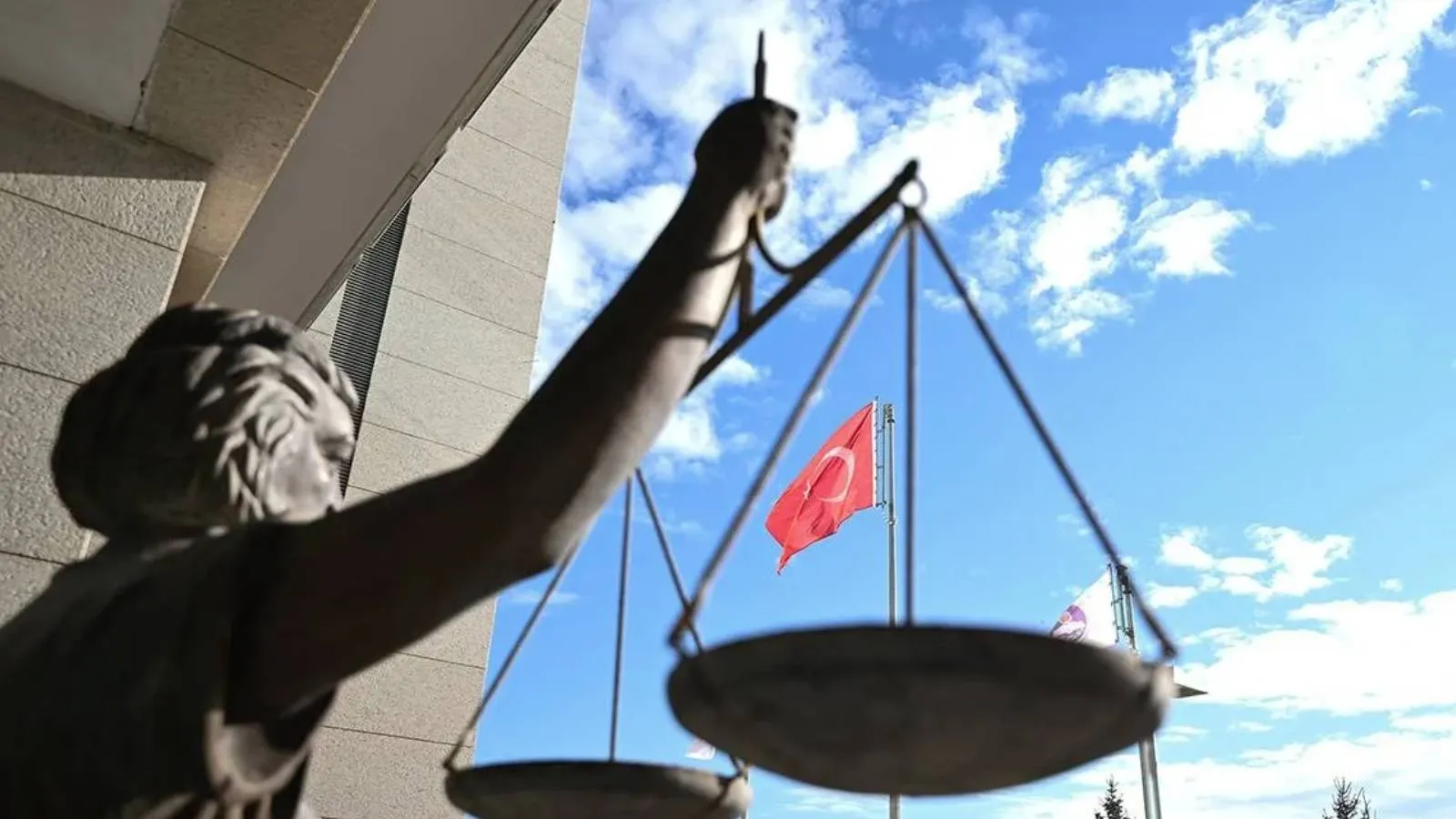 Eleştiriden korkan ve kendinden menkul duruşmalar (tartışma) yapan toplum ve insanları-ı