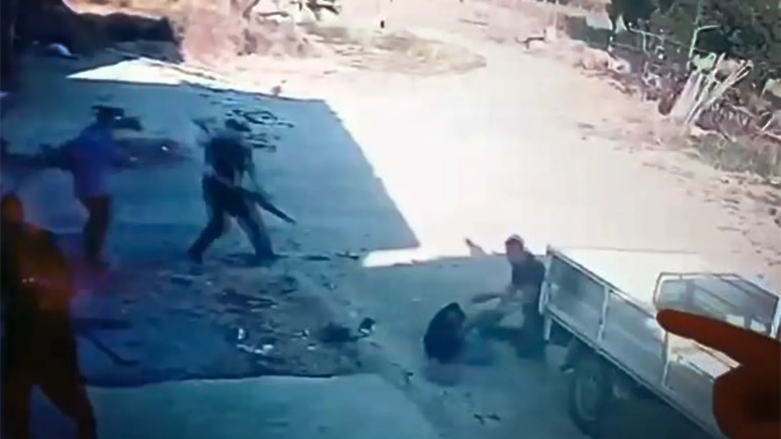 'Çöp dökme' kavgasında av tüfeğiyle vurulan kişi yaralandı; olay anı kamerada