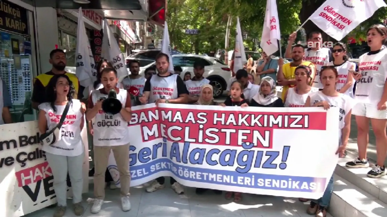 MEB'e yürümek isteyen öğretmenlere polis müdahalesi: Ters kelepçeyle gözaltına alındılar