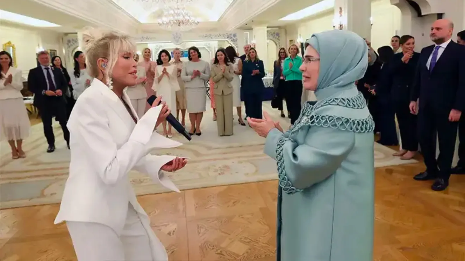 Ajda Pekkan'ın first lady'lere verdiği konserden yeni detaylar: Şarkılarını Türkçe, İngilizce, Fransızca ve İtalyanca söyledi, Emine Erdoğan ile fotoğraf çektirdi