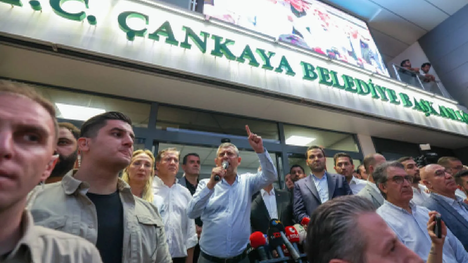 Özel'den Erdoğan'a: Suçu günahı yokken Bilal Bey'i eşinin, çocuğunun gözünün önünde aldırsam ne hissedersen onu hissediyorum Tayyip Efendi!