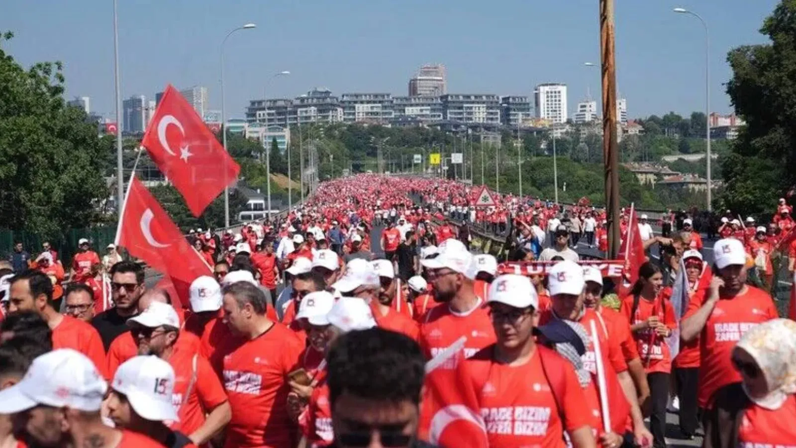 Köprü ve yollar kapatıldı; İstanbul'da 15 Temmuz yürüyüşü