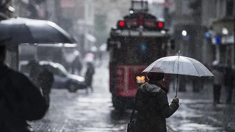 Meteoroloji uzmanı ve AKOM'dan peş peşe uyarı: Tarih verildi, İstanbul'a sağanak yağış geliyor!