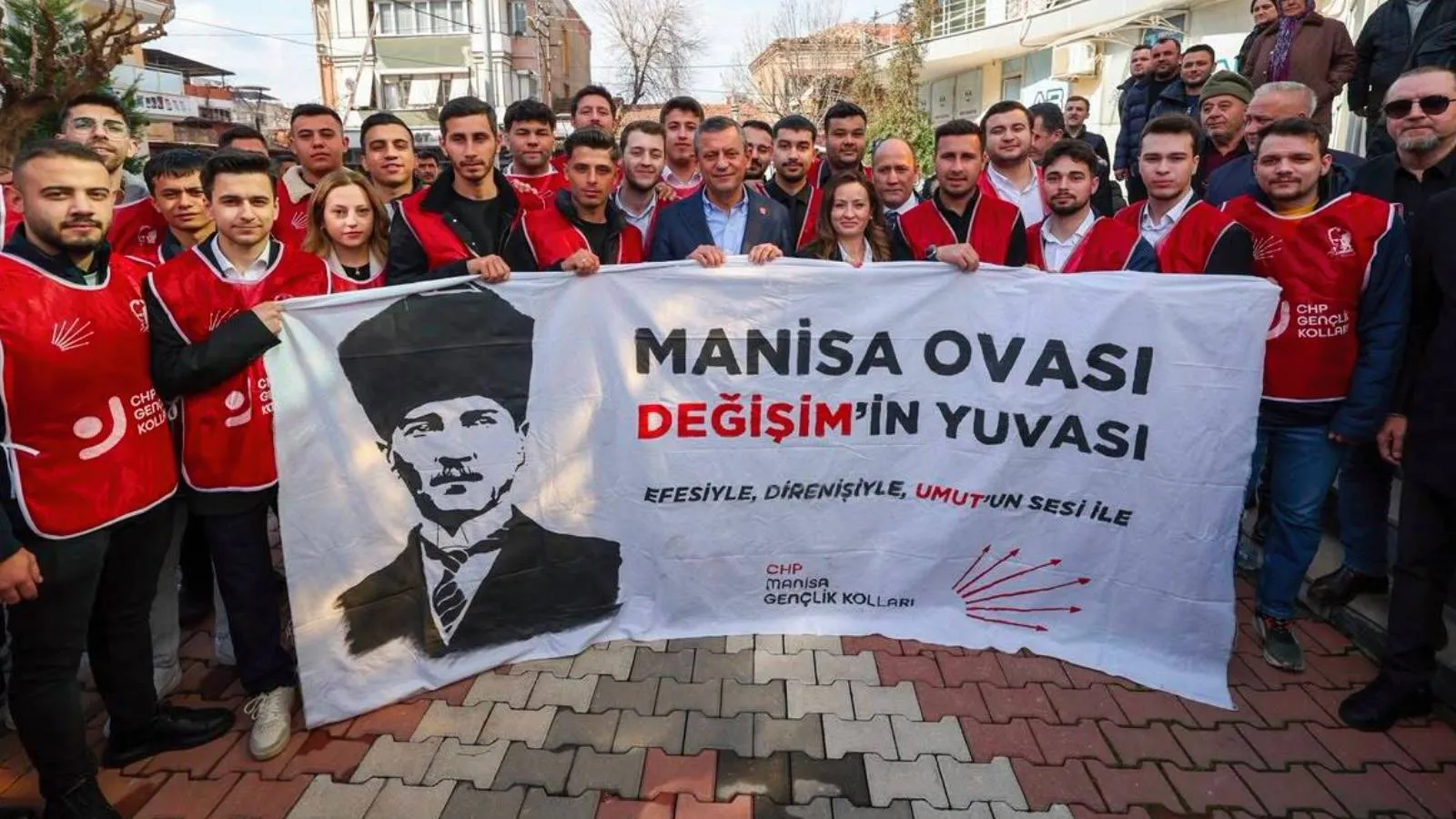 Özgür Özel'in memleketinden istifalar yükseldi: CHP Manisa İl Gençlik Kolları Başkanı Onur Çabuk ve 17 ilçe başkanı görevlerinden istifa etti