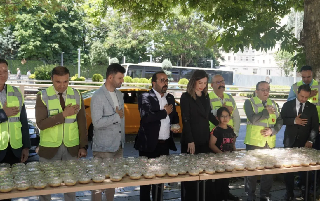 Muharrem ayı dolayısıyla Alevi-Bektaşi Kültür ve Cemevi Başkanlığı 3 bin kişilik aşure dağıttı