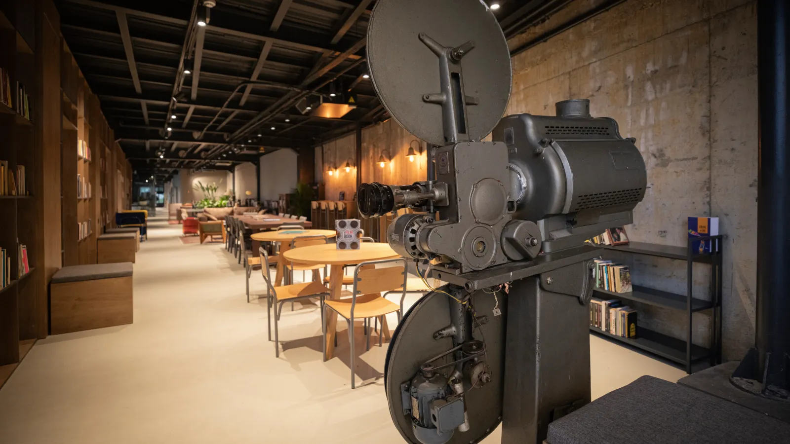 Yeşilçam'ın görsel hafızası İstanbul Sinema Ofisi'nde: 'Perdeden Önce' sergisi kapılarını açtı