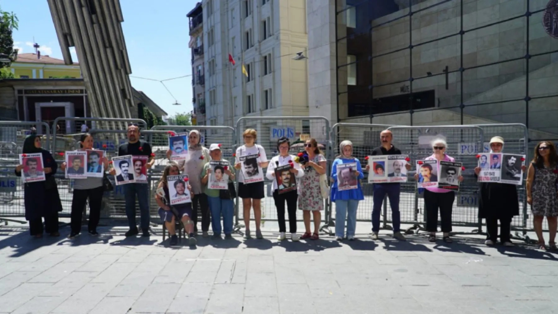 Cumartesi Anneleri'nden 1111. hafta açıklaması: Bizi kayıplarımıza yaklaştıracak adil ve onurlu bir barış için gerekli adımlar atılsın