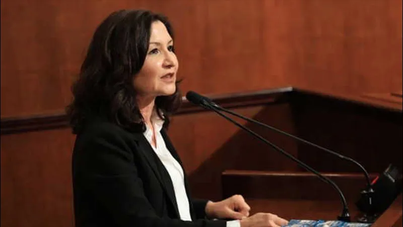 İBB Meclisi'nde İmamoğlu tartışması | CHP Grup Başkanvekili Ülkü İnanlı: A Haber seyredip Yeni Şafak okuyacağınıza gerçekleri duysanız, bugün burada konuşamazsınız