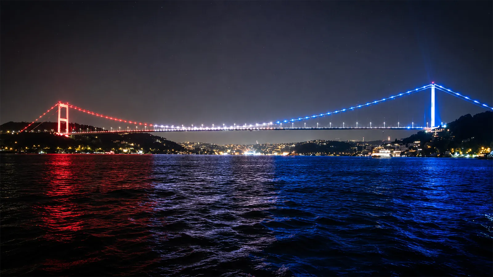 Fatih Sultan Mehmet Köprüsü’ne ‘ABD'nin 250. yılı’ dokunuşu: Köprü ABD bayrağı renkleriyle aydınlatıldı