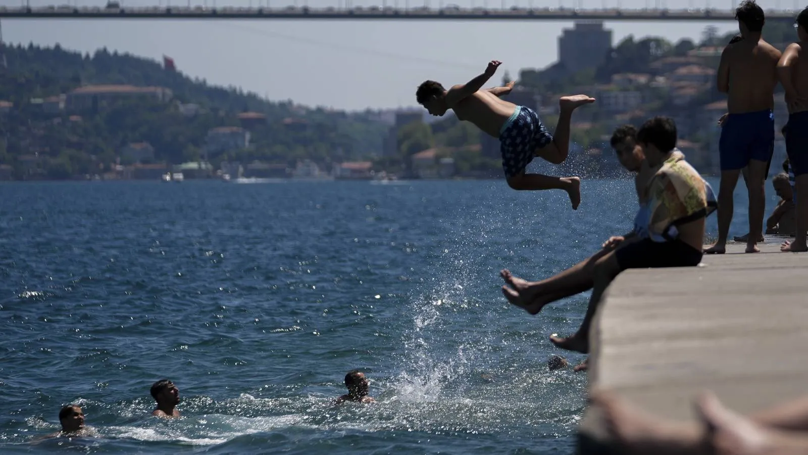 İstanbul'da sıcaktan bunalanlar soluğu sahilde aldı