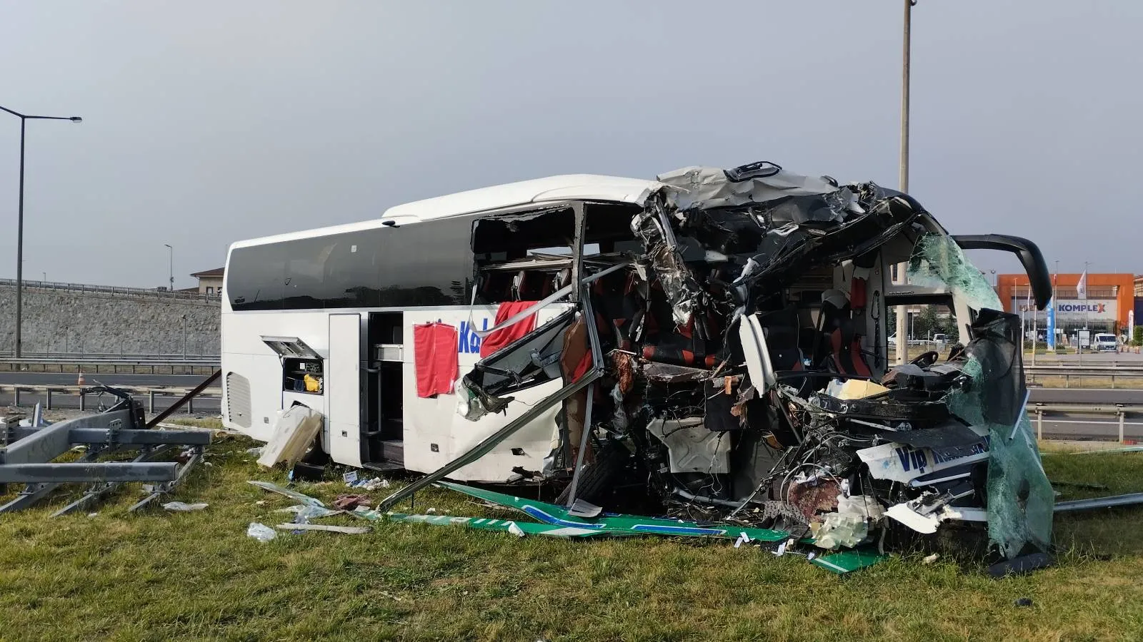 Bolu’da feci kaza: Bariyerlere çarpan yolcu otobüsü hurdaya döndü; 15 kişi yaralandı, 5'inin durumu ağır